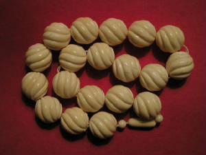 18mmIvoryBeadNecklace1.JPG