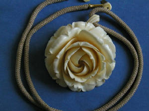 IvoryRoseNecklace1.JPG
