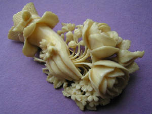 webassets/IvoryHandRoseBrooch8.JPG